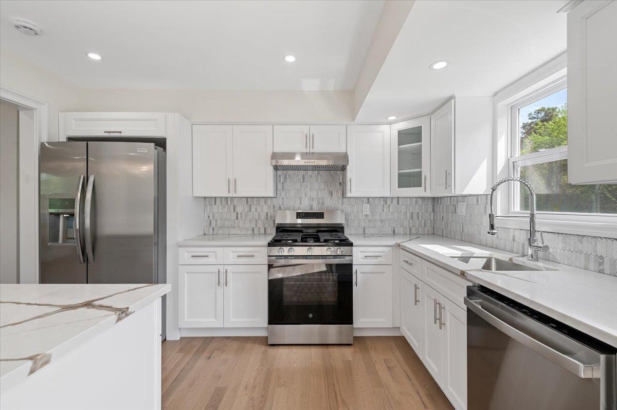 8 April Avenue, Dix Hills, New York image 12