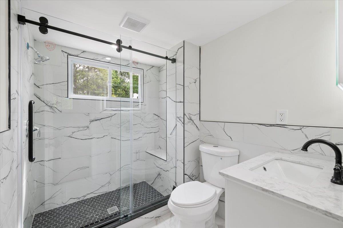 8 April Avenue, Dix Hills, New York image 27