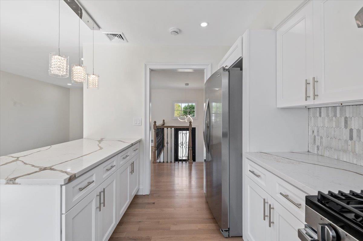 8 April Avenue, Dix Hills, New York image 15