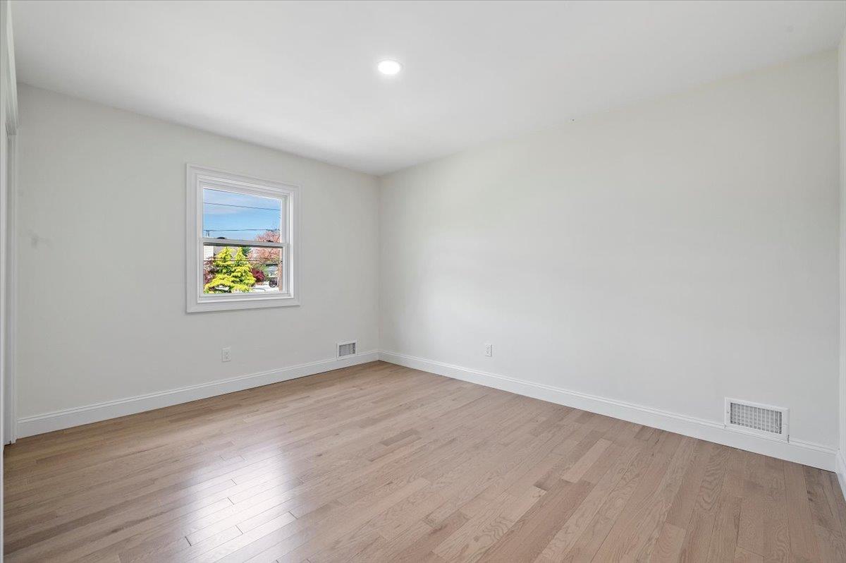 8 April Avenue, Dix Hills, New York image 20