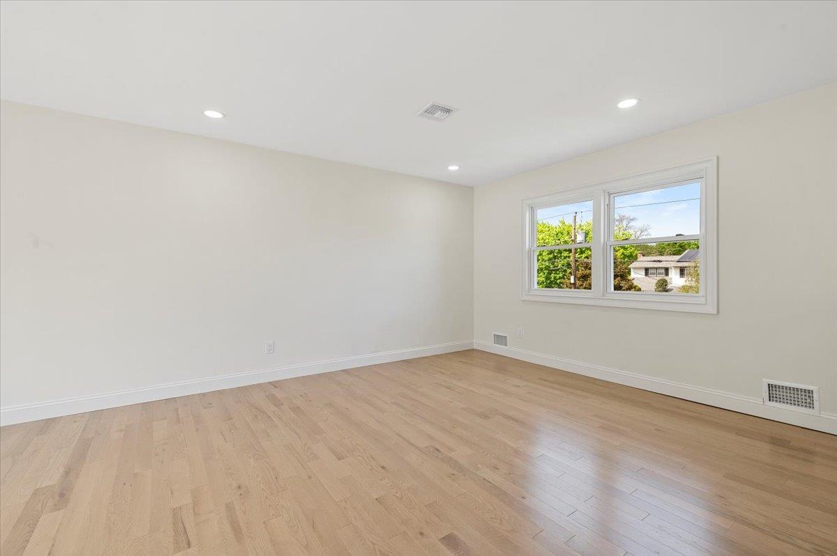 8 April Avenue, Dix Hills, New York image 5