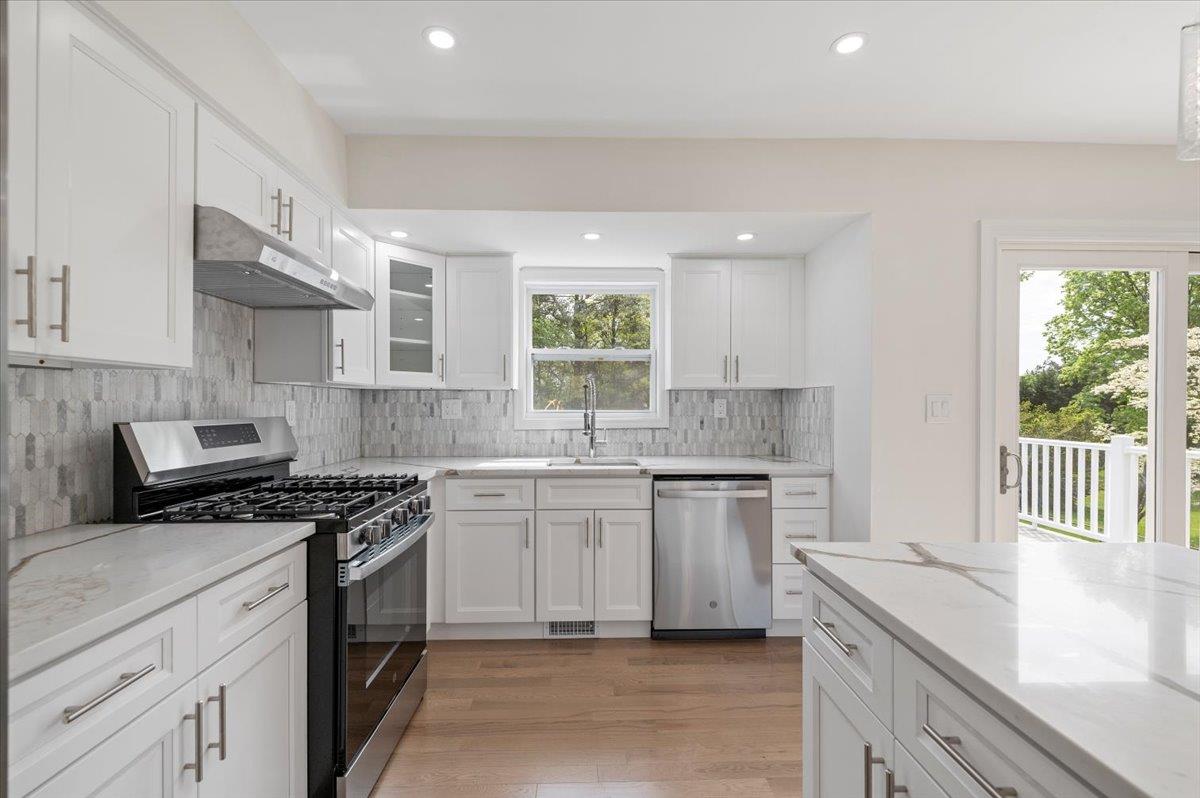 8 April Avenue, Dix Hills, New York image 11