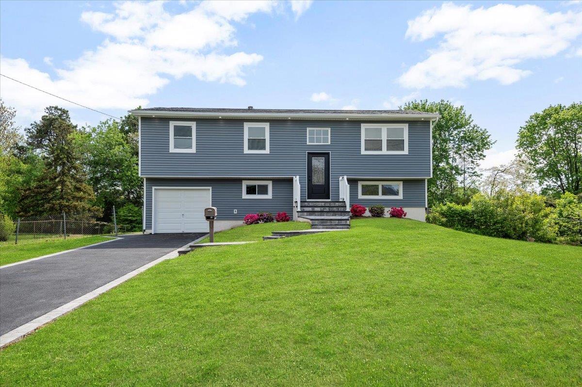 8 April Avenue, Dix Hills, New York image 1