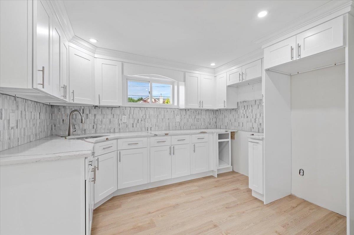 8 April Avenue, Dix Hills, New York image 25