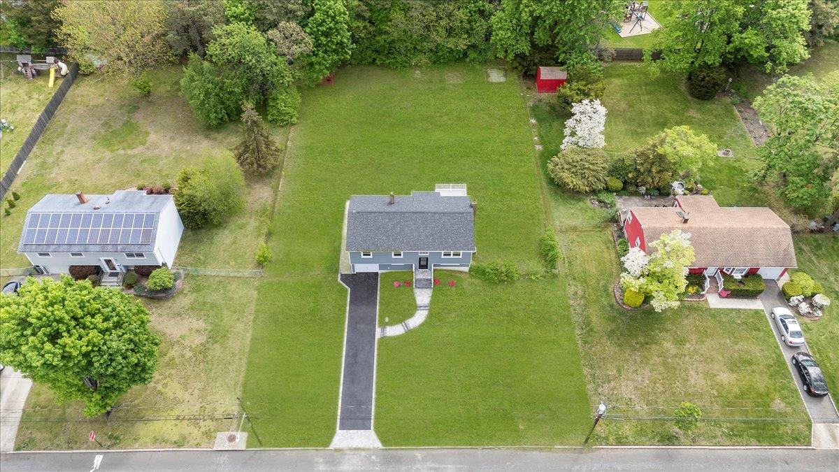 8 April Avenue, Dix Hills, New York image 32