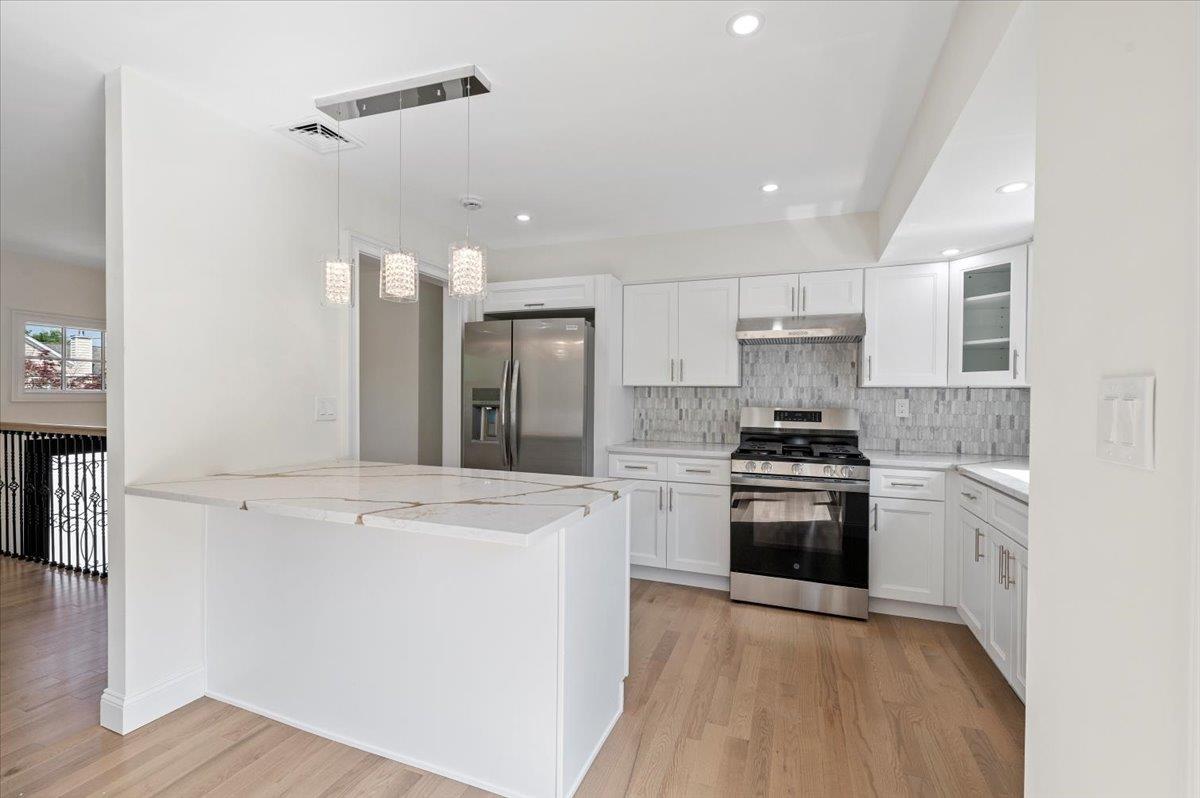 8 April Avenue, Dix Hills, New York image 14