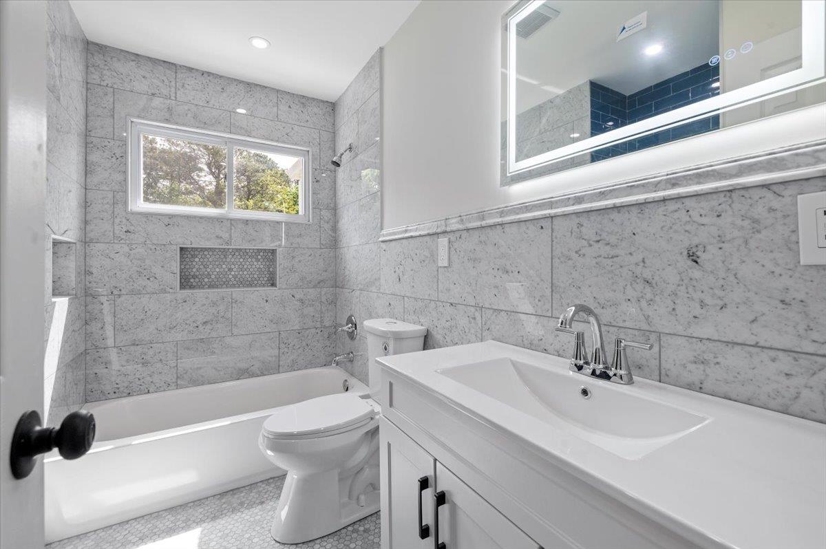 8 April Avenue, Dix Hills, New York image 17