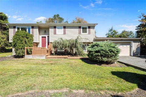 Photo of 8 Dunn Road, Airmont, NY 10952 (MLS # 926251)