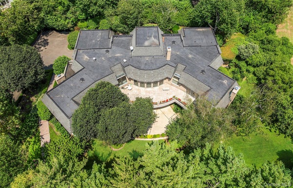 13 CHANTICLARE DR, MANHASSET, NY 11030 - Image b4f33a9145e8a0fb1cfc1cec04df8135/2188127500