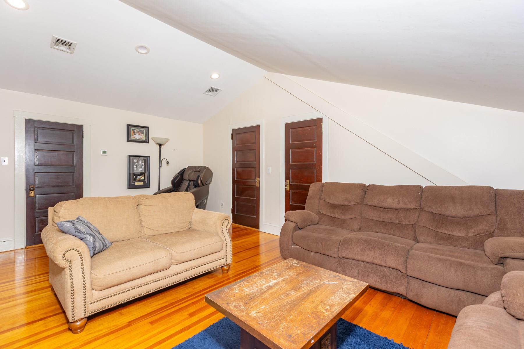 44 S Montgomery Avenue, Bay Shore, New York image 24