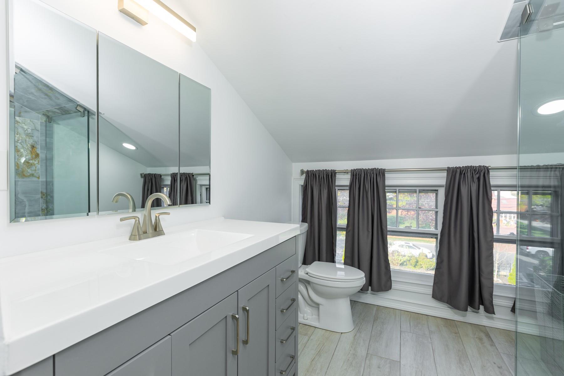 44 S Montgomery Avenue, Bay Shore, New York image 22