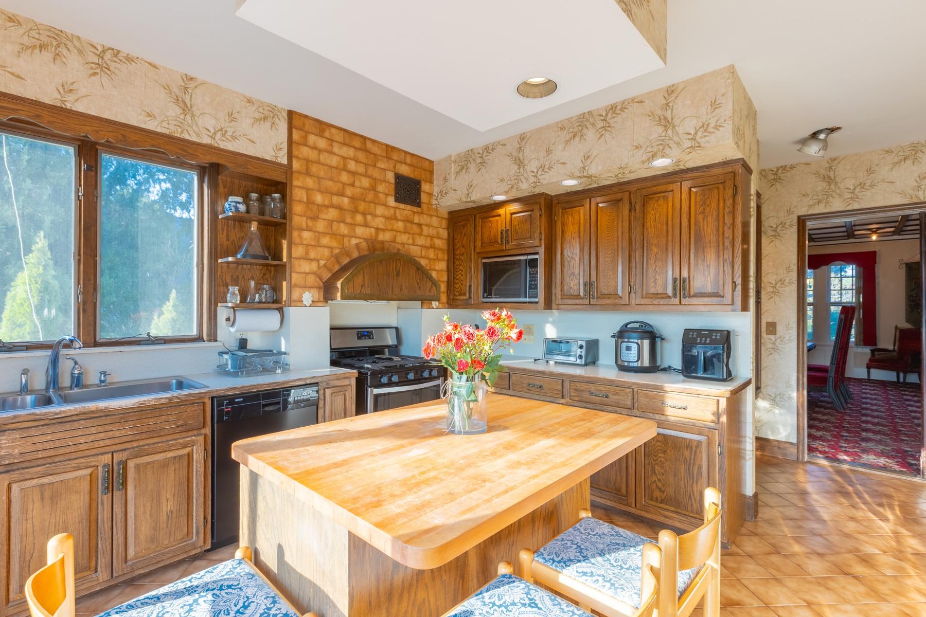 44 S Montgomery Avenue, Bay Shore, New York image 5