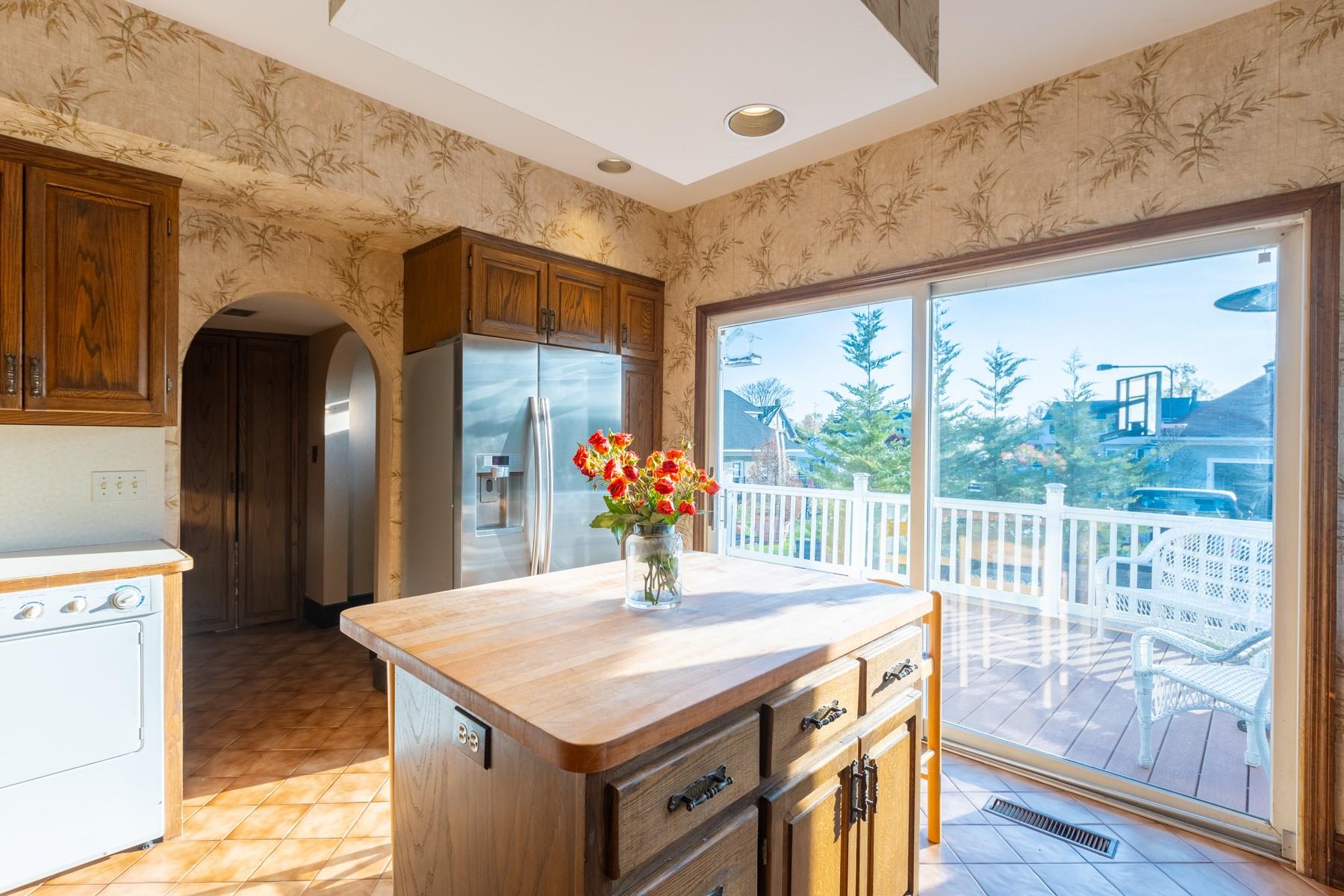 44 S Montgomery Avenue, Bay Shore, New York image 6