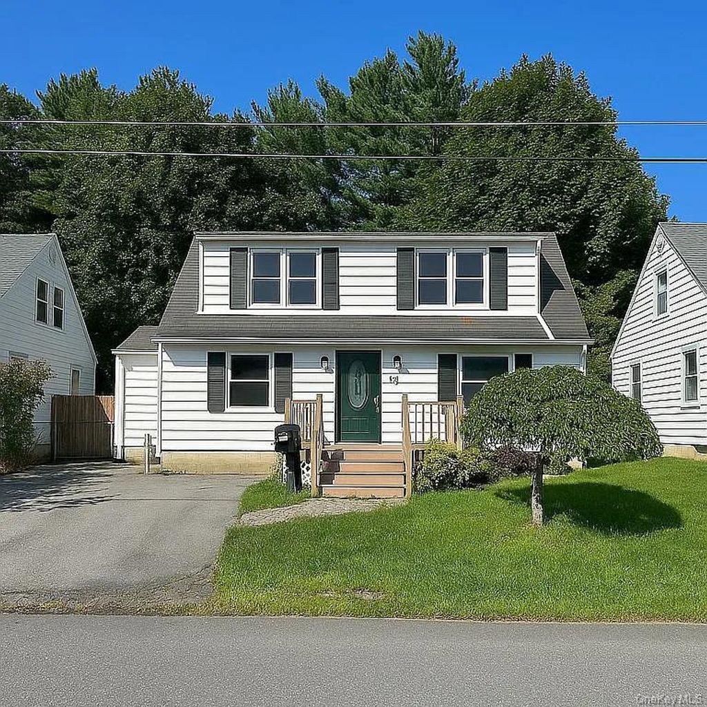 Photo of 25 Independence Avenue, Middletown, NY 10940 (MLS # 922184)
