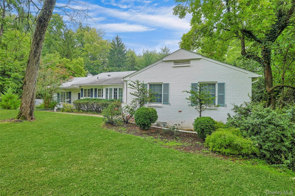Photo of 12 E Wheeler Place E, West Nyack, NY 10994 (MLS # 1037330)