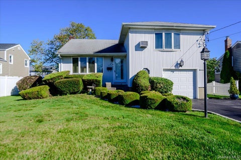 Photo of 121 Pine Street, Massapequa Park, NY 11762 (MLS # 1065081)