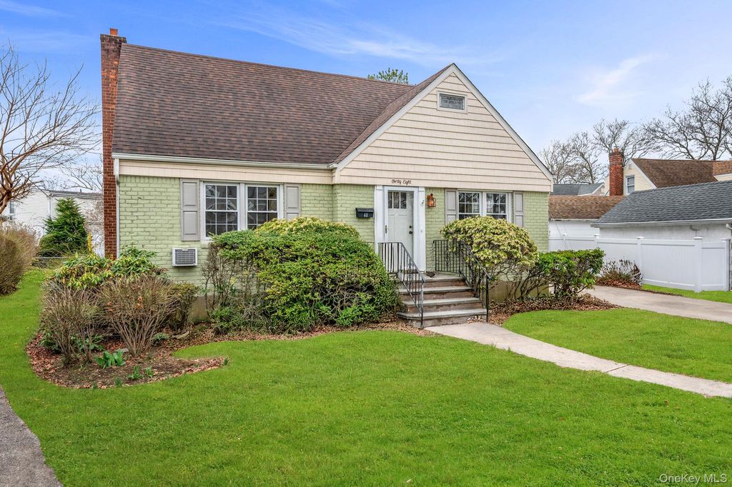 Photo of 48 Sperry Court, New Hyde Park, NY 11040 (MLS # 980471)