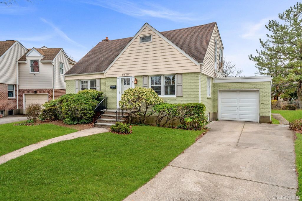 Photo of 48 Sperry Court, New Hyde Park, NY 11040 (MLS # 980471)