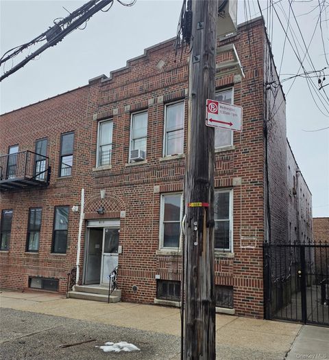 Photo of 805 Adee Avenue, Bronx, NY 10467 (MLS # 968255)