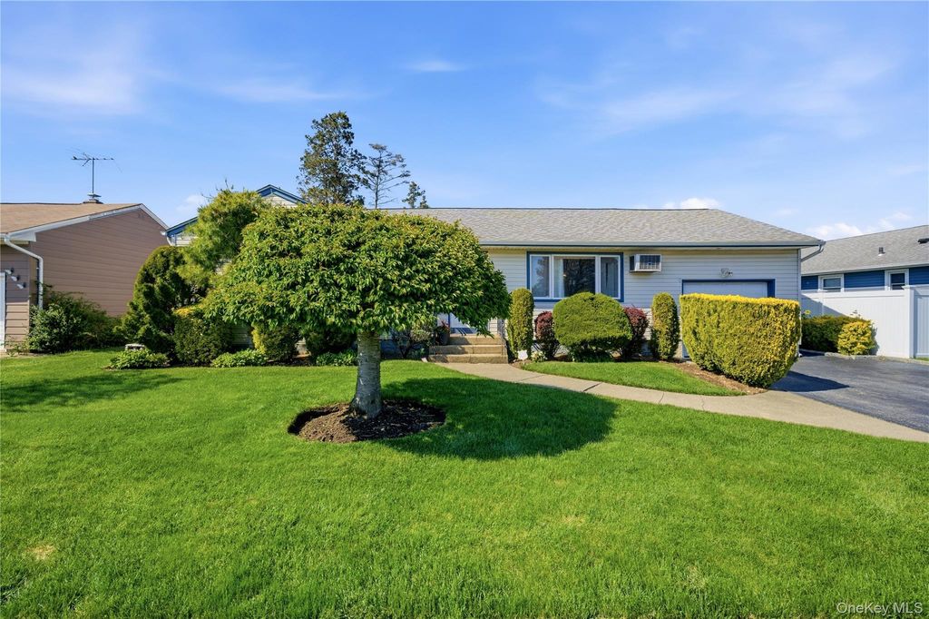 Photo of 3 Lenore Avenue, Hicksville, NY 11801 (MLS # 999048)