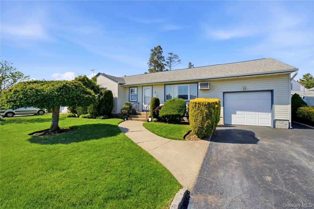Photo of 3 Lenore Avenue, Hicksville, NY 11801 (MLS # 999048)
