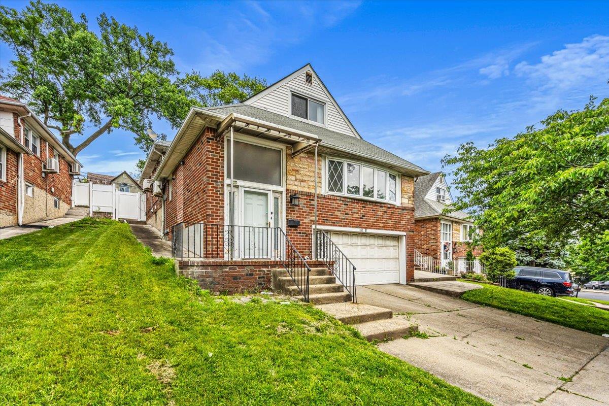 Property for Sale at Little Neck Pkwy Parkway, Glen Oaks, Queens, NY - Bedrooms: 4 
Bathrooms: 2 
Rooms: 7  - $1,199,000