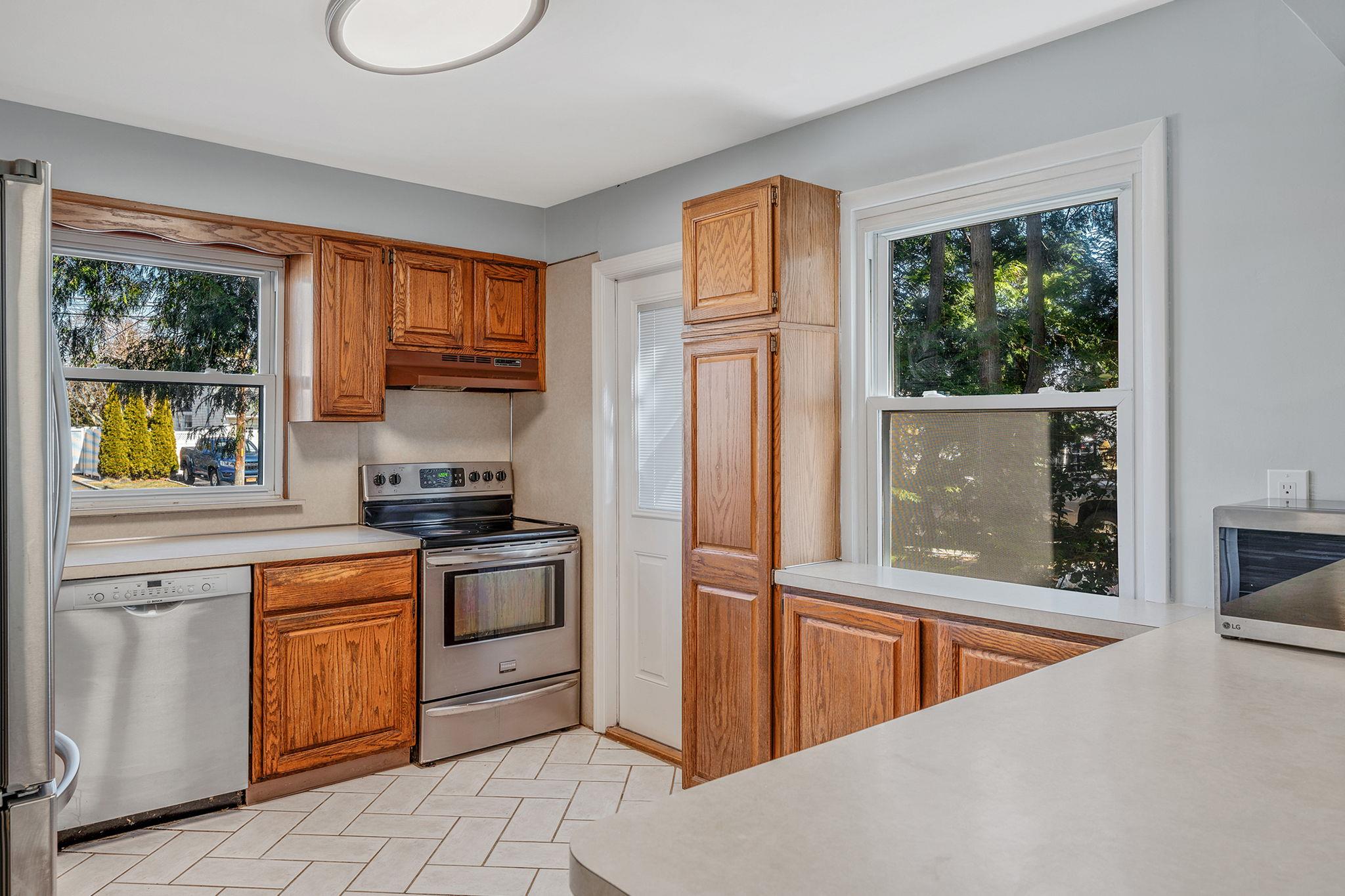 28 Beverly Road, South Farmingdale, New York image 11