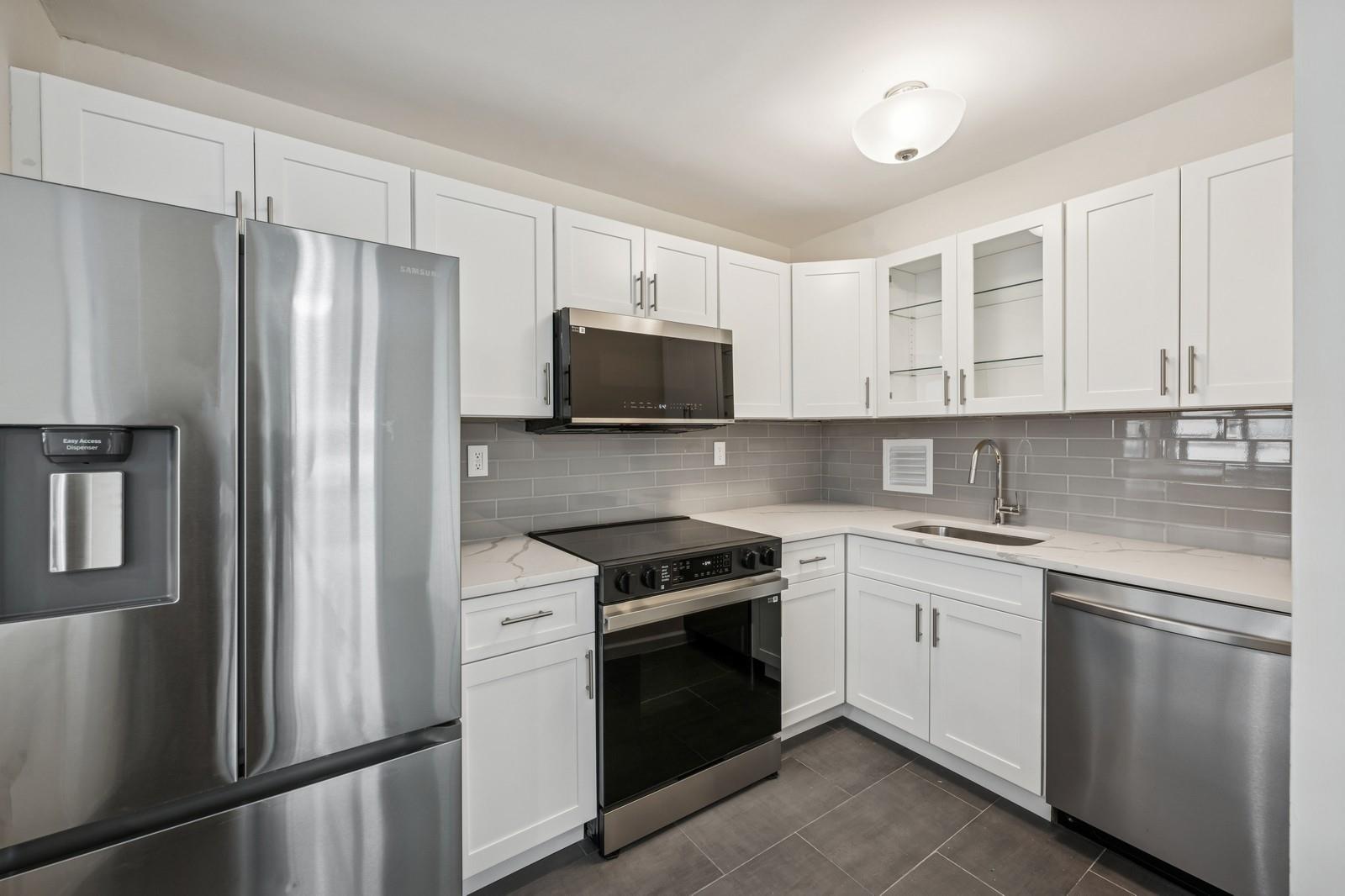 Property for Sale at Powells Cove Blvd Boulevard 6C, Beechhurst, Queens, NY - Bedrooms: 3 
Bathrooms: 1 
Rooms: 5  - $439,888