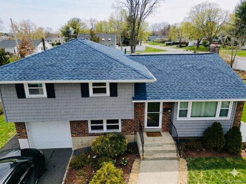 Photo of 10 Kings Park Road, Commack, NY 11725 (MLS # 982518)