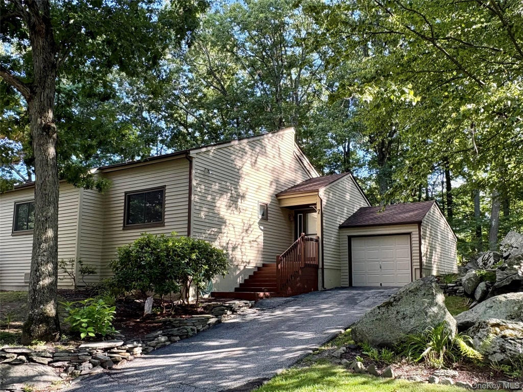 Photo of 7 Ironwood Drive, Highland Mills, NY 10930 (MLS # 1039455)