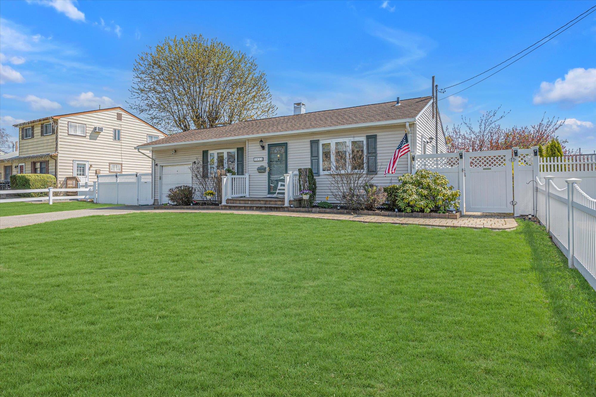 1011 Carll Drive, Bay Shore, New York image 2