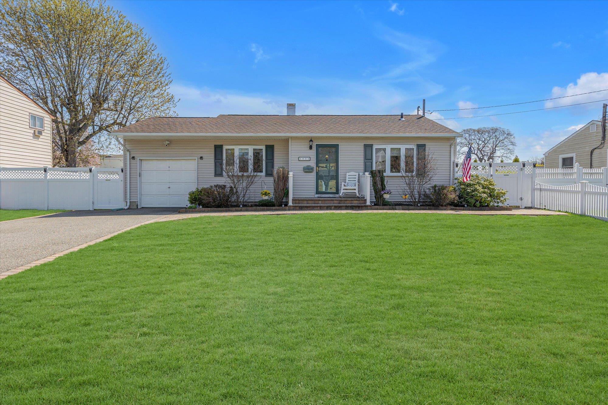 1011 Carll Drive, Bay Shore, New York image 1