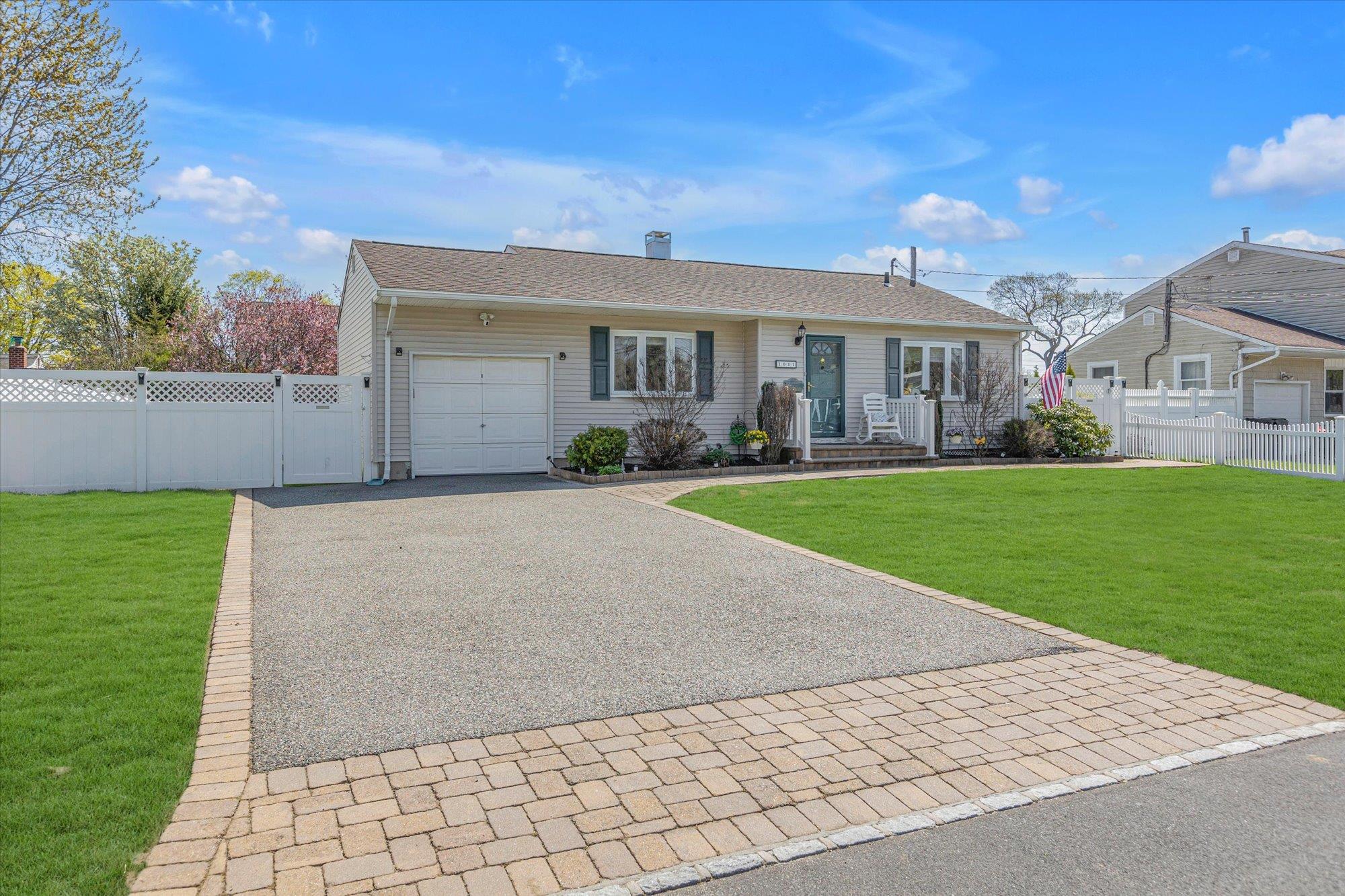 1011 Carll Drive, Bay Shore, New York image 3
