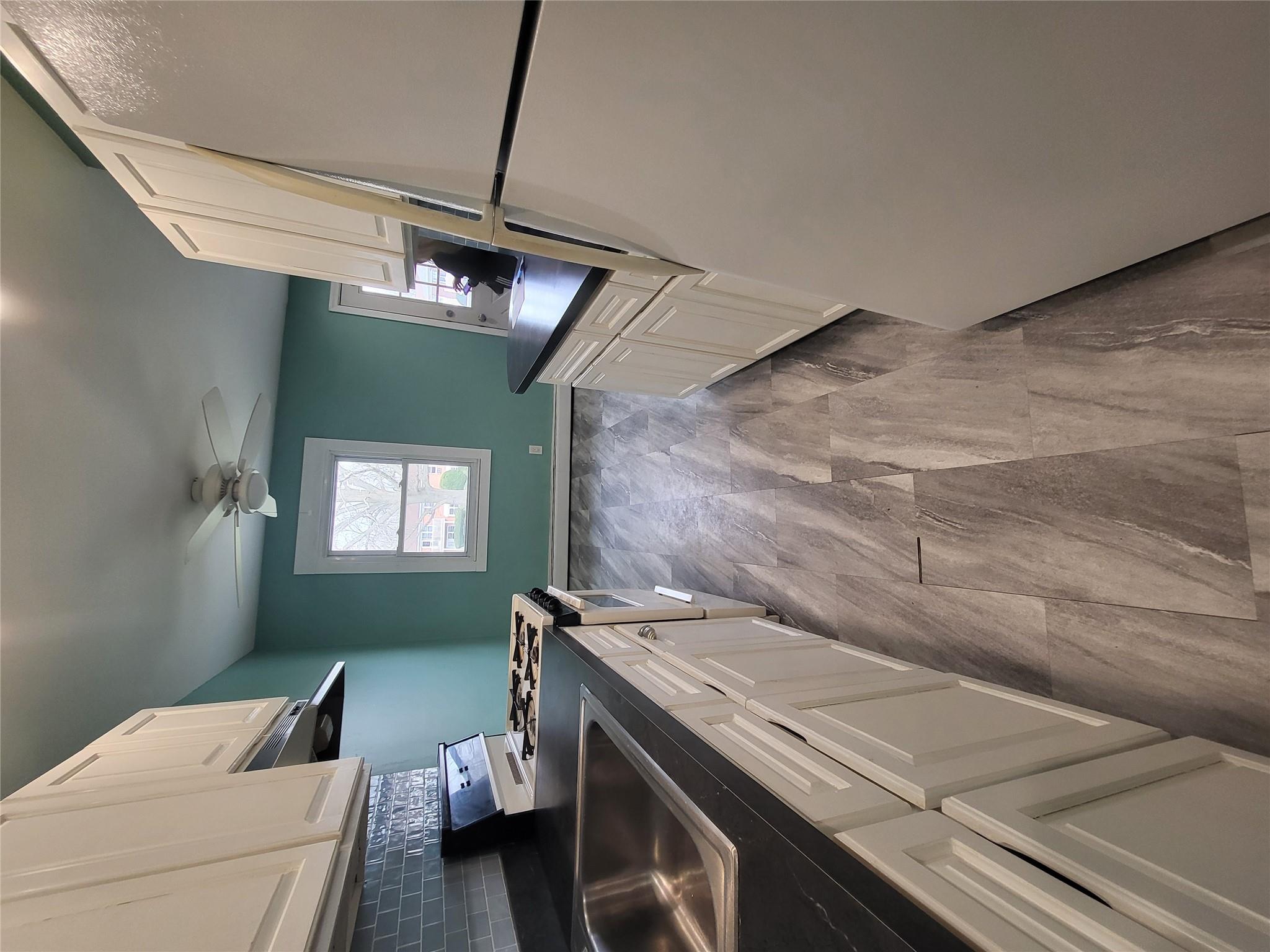 15 N Hemlock Drive #B18, Bay Shore, New York image 4