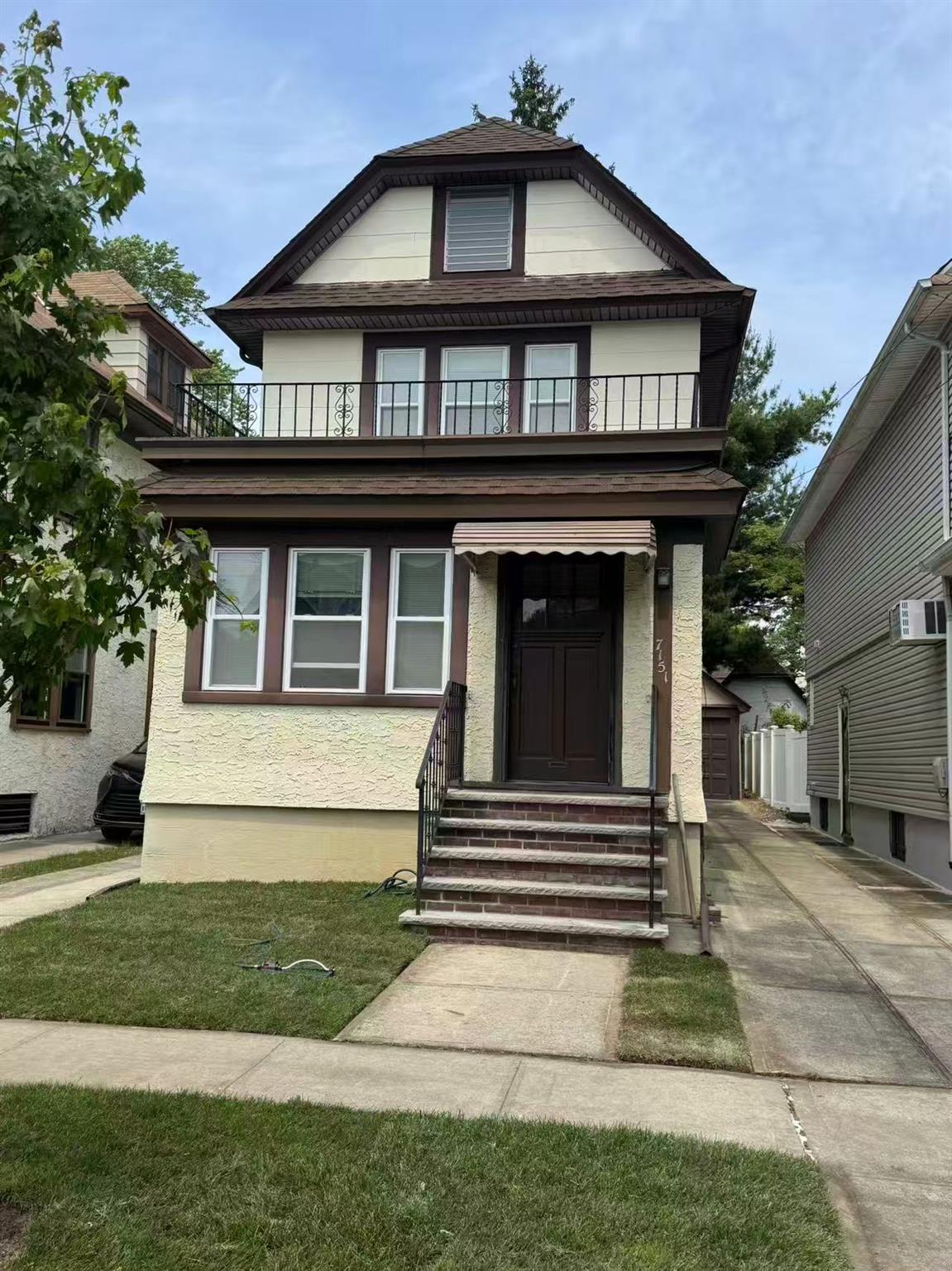 Kessel Street, Forest Hills, Queens, NY - 3 Bedrooms  
2 Bathrooms  
7 Rooms - 