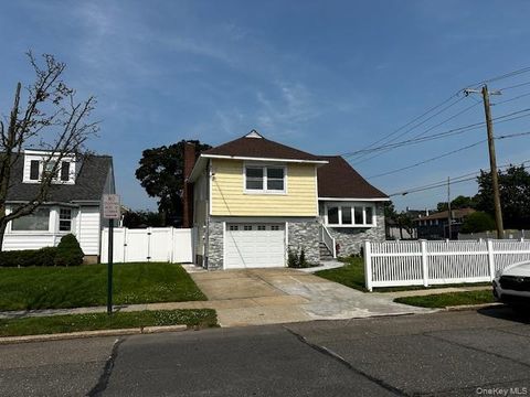 Apartment For Sale - 558 Oxford Road<br/> Cedarhurst, NY 11516