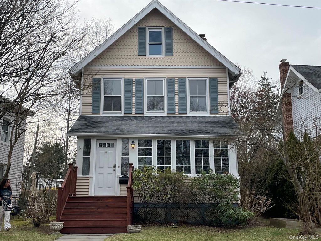 Photo of 306 Prospect Avenue, Mamaroneck, NY 10543 (MLS # 967503)