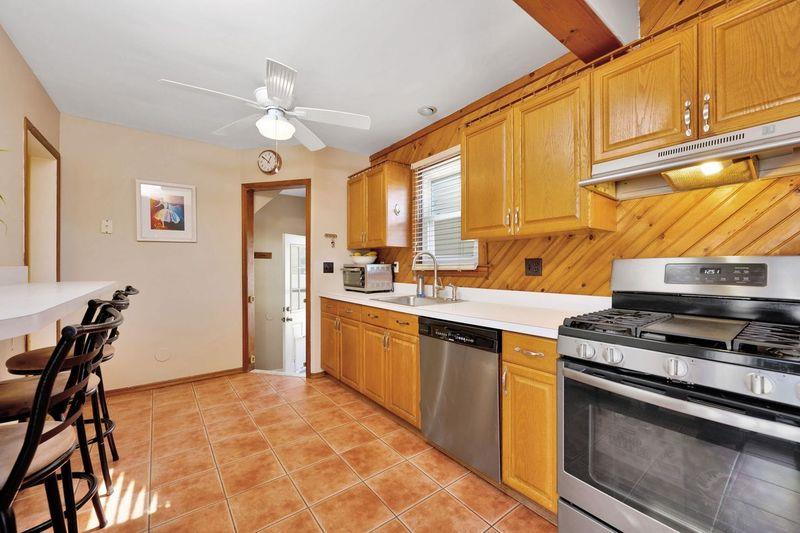 33 Hanover Place, Merrick, New York image 9