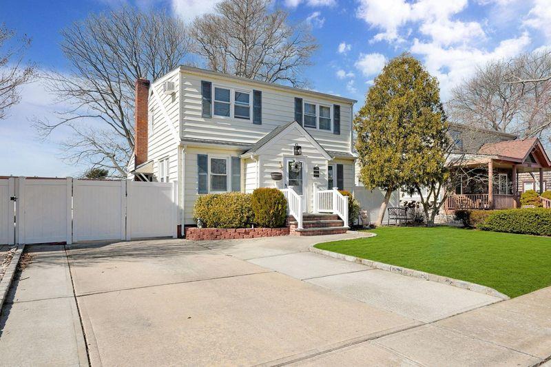 33 Hanover Place, Merrick, New York image 2