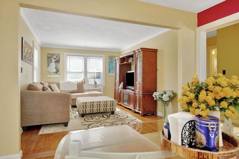 33 Hanover Place, Merrick, New York image 3