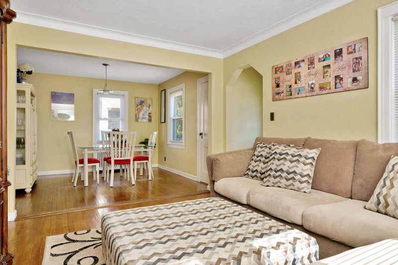 33 Hanover Place, Merrick, New York image 4