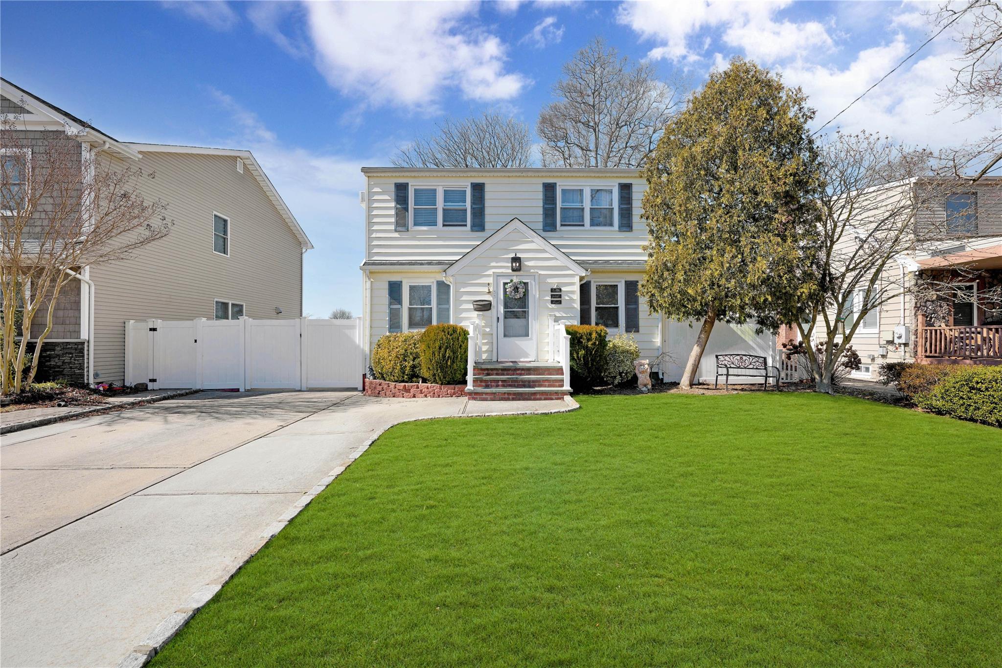 33 Hanover Place, Merrick, New York image 1