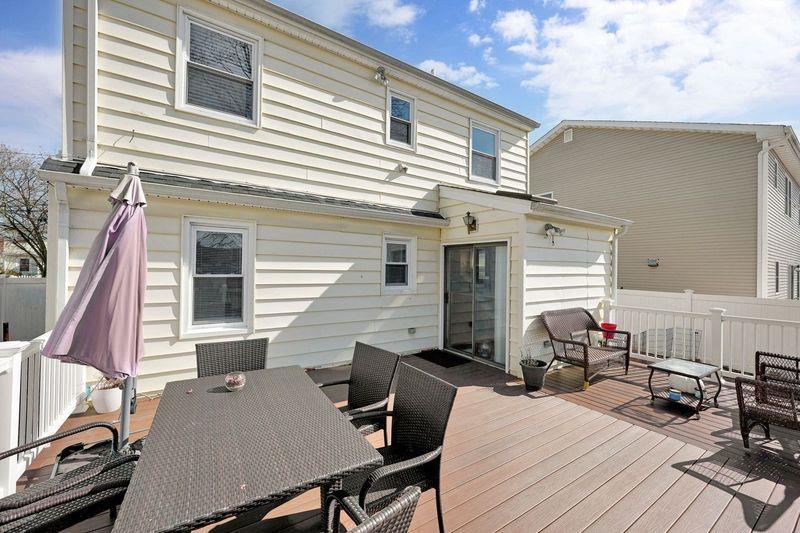 33 Hanover Place, Merrick, New York image 17