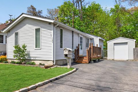 Photo of 109 Eastview Road, Ronkonkoma, NY 11779 (MLS # 992794)