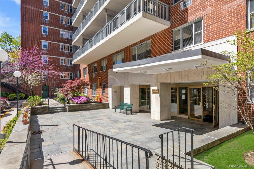 Photo of 52-30 39 Drive #1G, Woodside, NY 11377 (MLS # 996196)