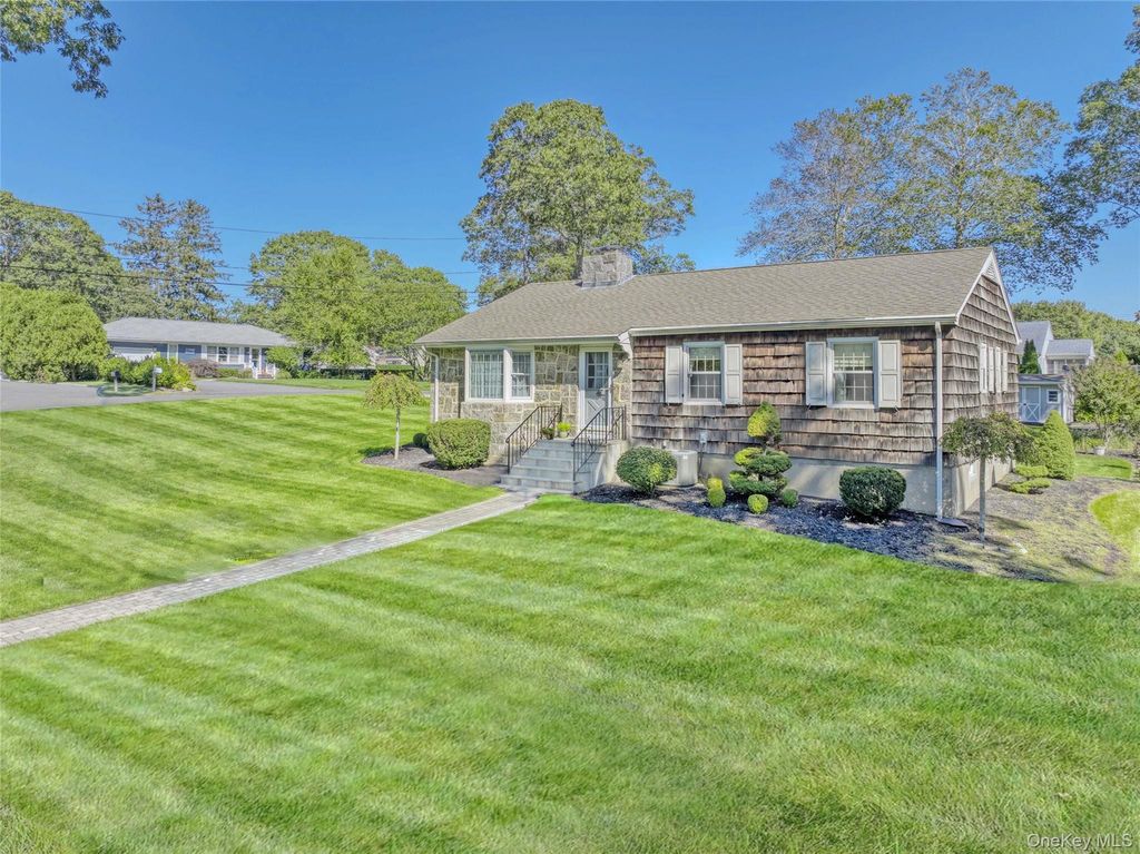 Photo of 750 Mayflower Road, Mattituck, NY 11952 (MLS # 922031)