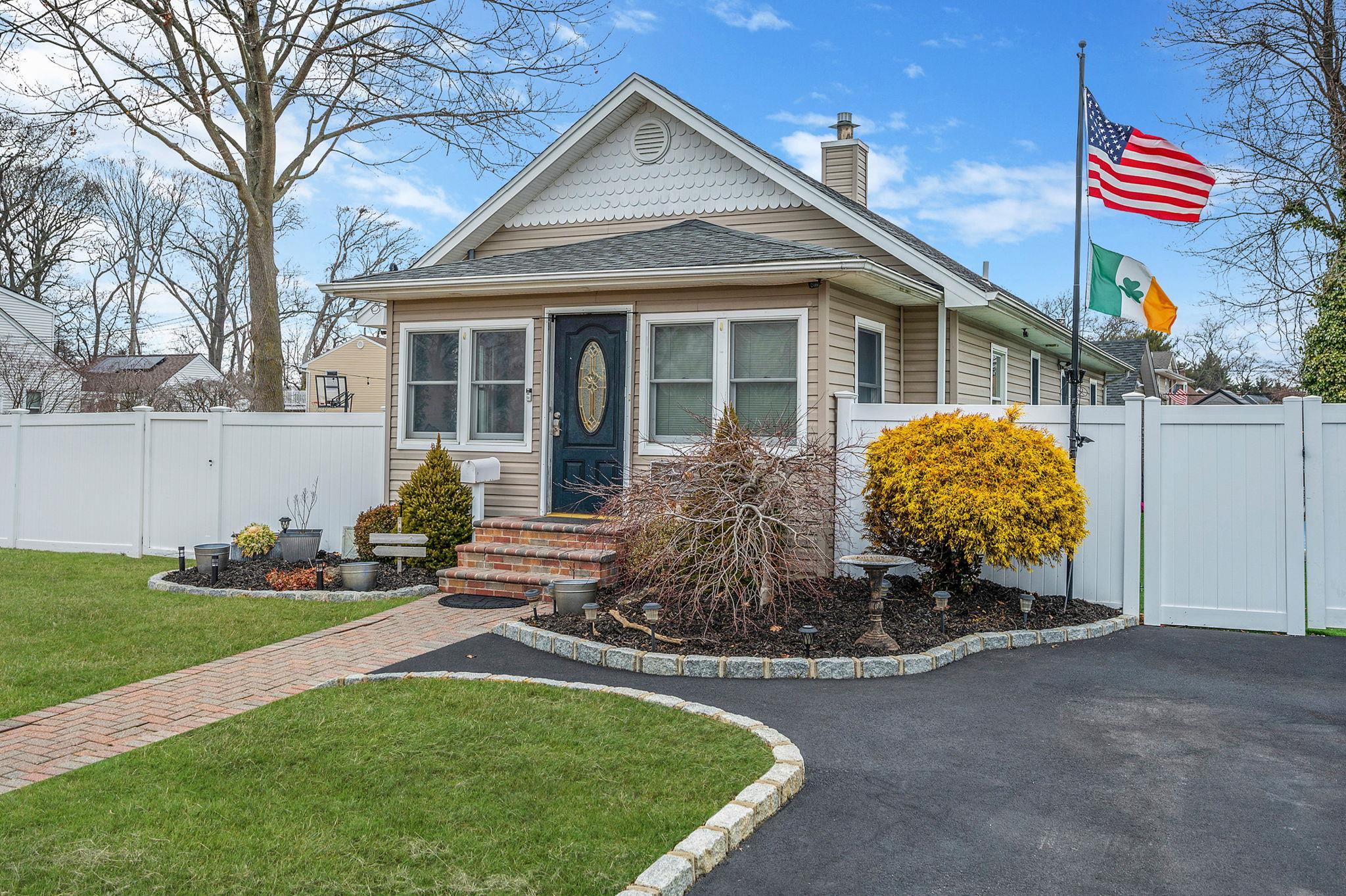 109 Muncy Avenue, West Babylon, New York image 2