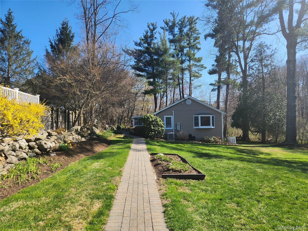 Photo of 12 Lakeview Drive, Yorktown Heights, NY 10598 (MLS # 1029333)