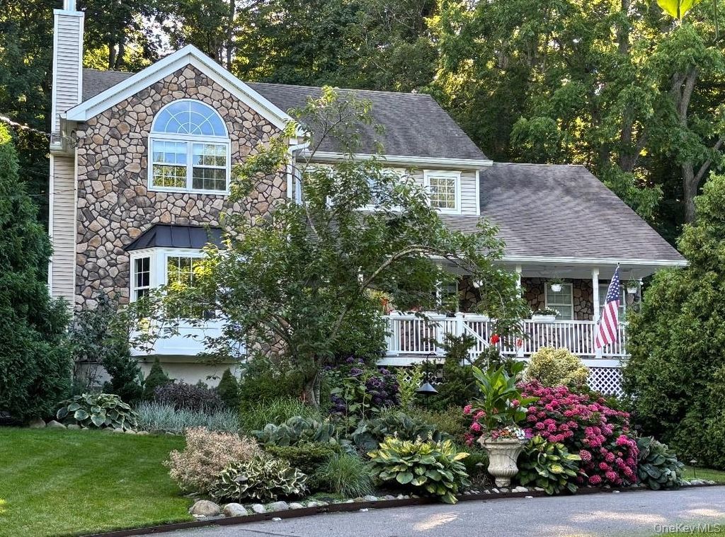 Photo of 6 Sandy Hollow Road, Centerport, NY 11721 (MLS # 955025)