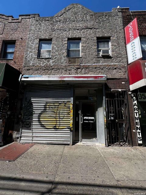 Photo of 95-07 Roosevelt Avenue, Jackson Heights, NY 11372 (MLS # L3413708)